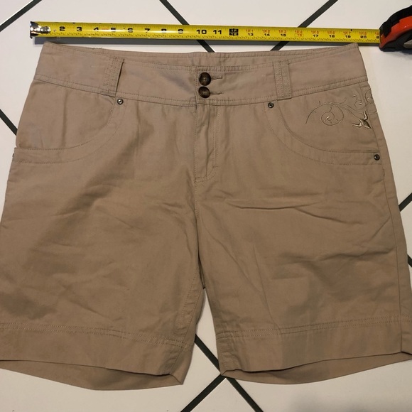 Ladies size 14 Cabellas brand walking/hiking/dress shorts in khaki - Picture 10 of 10